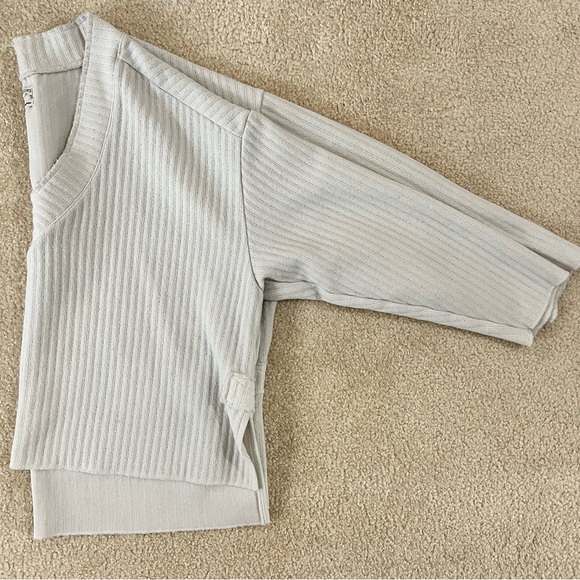 UO Vintage White Oversized V-Neck Sweater - Picture 4 of 6